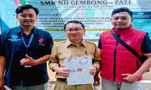 Doddy Guritno (tengah)Kepala SMKNU Gembong