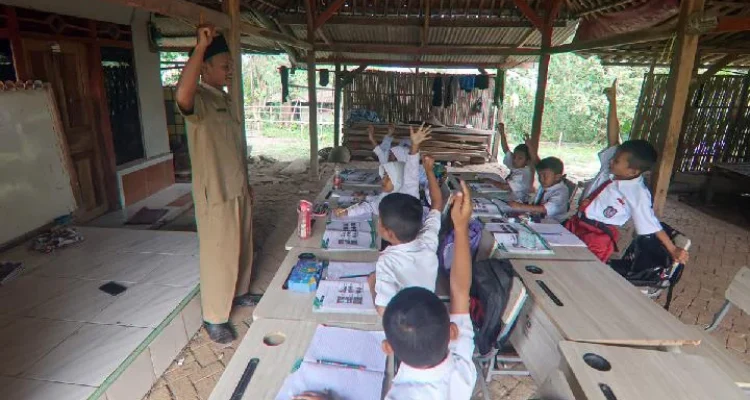 Bangunan SDN Mencon Pati Ambrol, Siswa Dipaksa Belajar di Rumah Warga