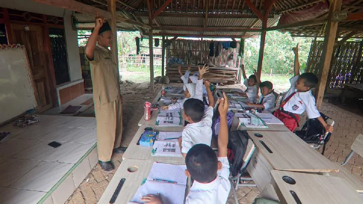 Bangunan SDN Mencon Pati Ambrol, Siswa Dipaksa Belajar di Rumah Warga