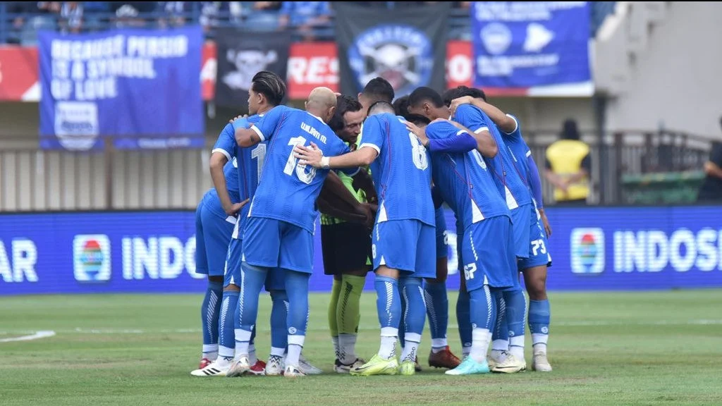 Drama Persaingan BRI Super League: Semen Padang Terkepung, Persib Bandung Siapkan Serangan Balik di Kandang Dewa United
