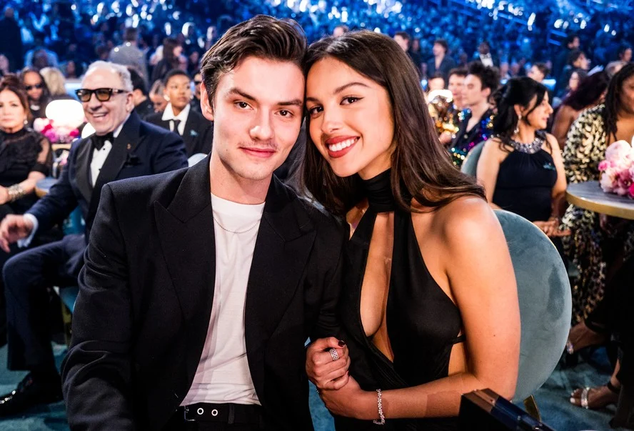 Louis Partridge Jadi Sorotan Publik Usai Lirik ‘Drop Dead’ Olivia Rodrigo Mengungkap Zodiak dan Kisah Cinta Mereka