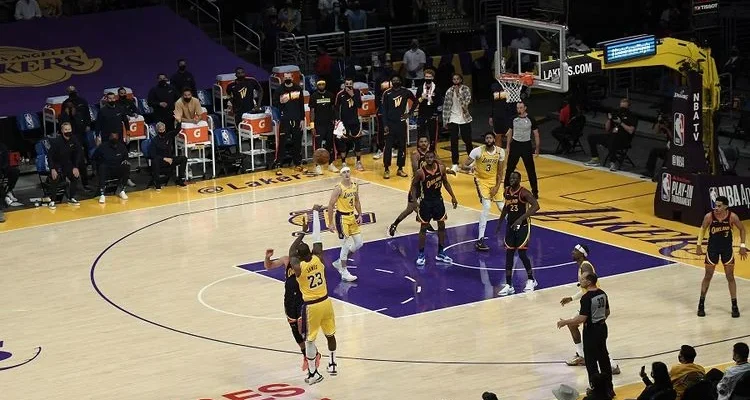 Luke Kennard Cetak Rekor Playoff Lakers: 27 Poin, Tembakan 100% dari 3 Angka, dan Pesan Moral untuk Tim