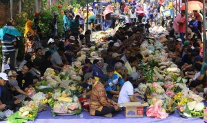 Ribuan Warga Dukuh Penggung Gelar Puncak Selametan Sedekah Bumi di Makam Mbah Surgi, Pati