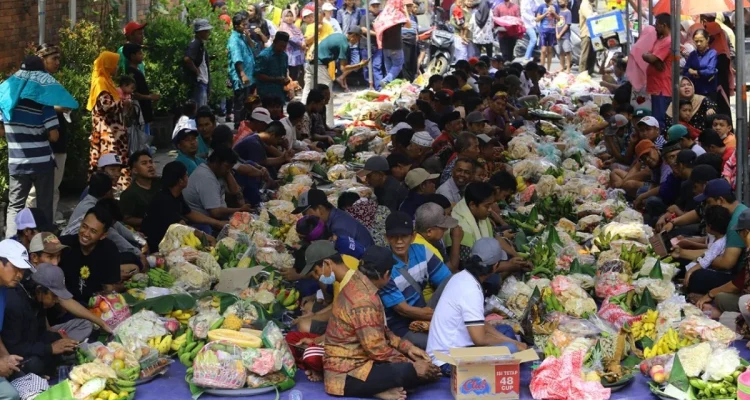 Ribuan Warga Dukuh Penggung Gelar Puncak Selametan Sedekah Bumi di Makam Mbah Surgi, Pati