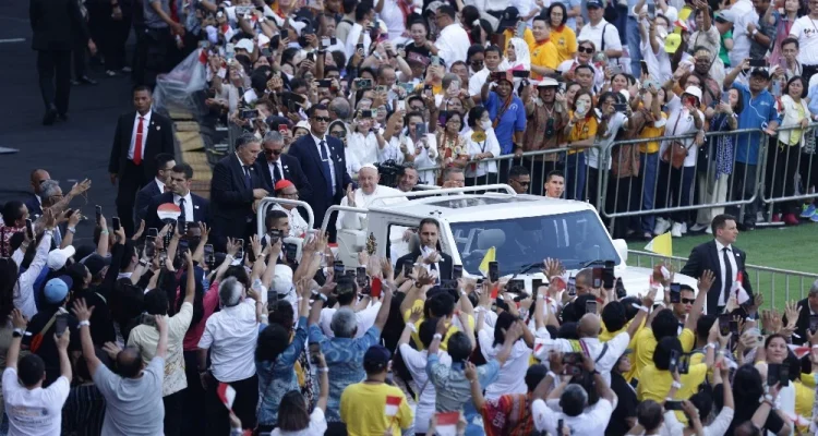Ronaldo Nazario Terharu Sambut Antusiasme Fans di GBK, Janjikan Kembali Kunjungan ke Indonesia