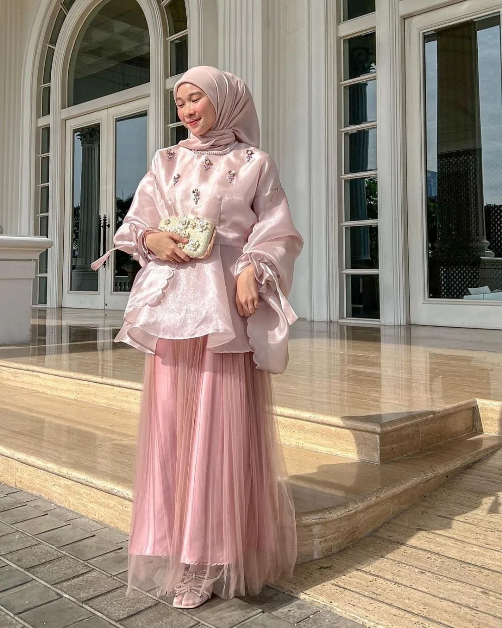 Tren Pencarian Harian 2026: Midi Skirt, Jelly Nails, Bro Brows, dan Evolusi Gaun Telanjang