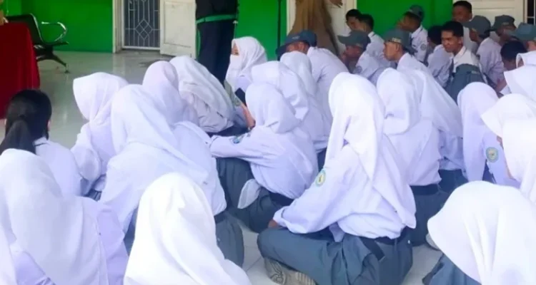 Viral di Purwakarta: Siswa SMAN 1 Acungkan Jari Tengah ke Guru, Gubernur Dedi Mulyadi Usulkan Sanksi Edukatif