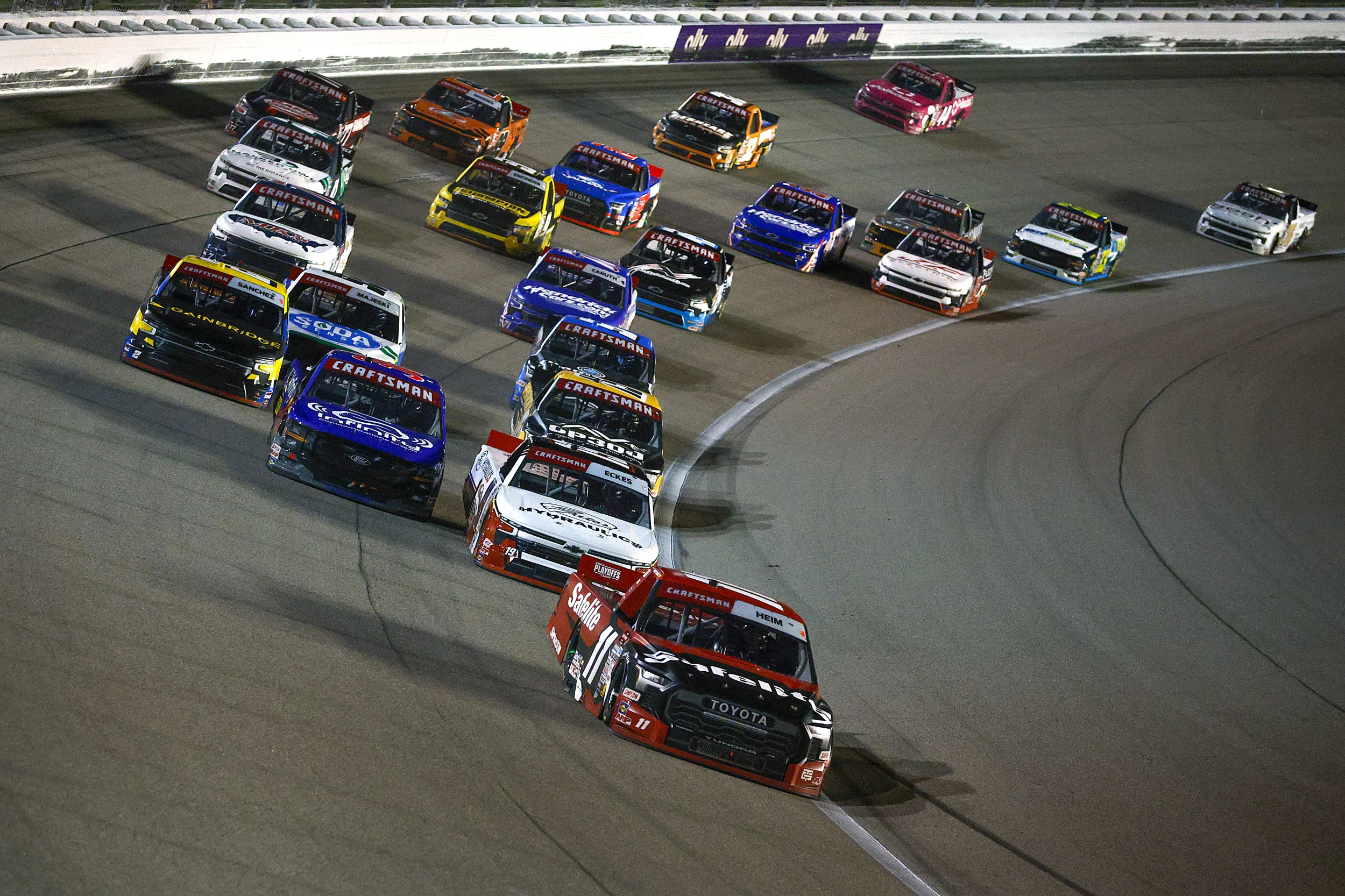 Weekend Penuh Sorotan: Coachella Menggelegar, Tornado Mengguncang Midwest, dan Balapan NASCAR di Kansas